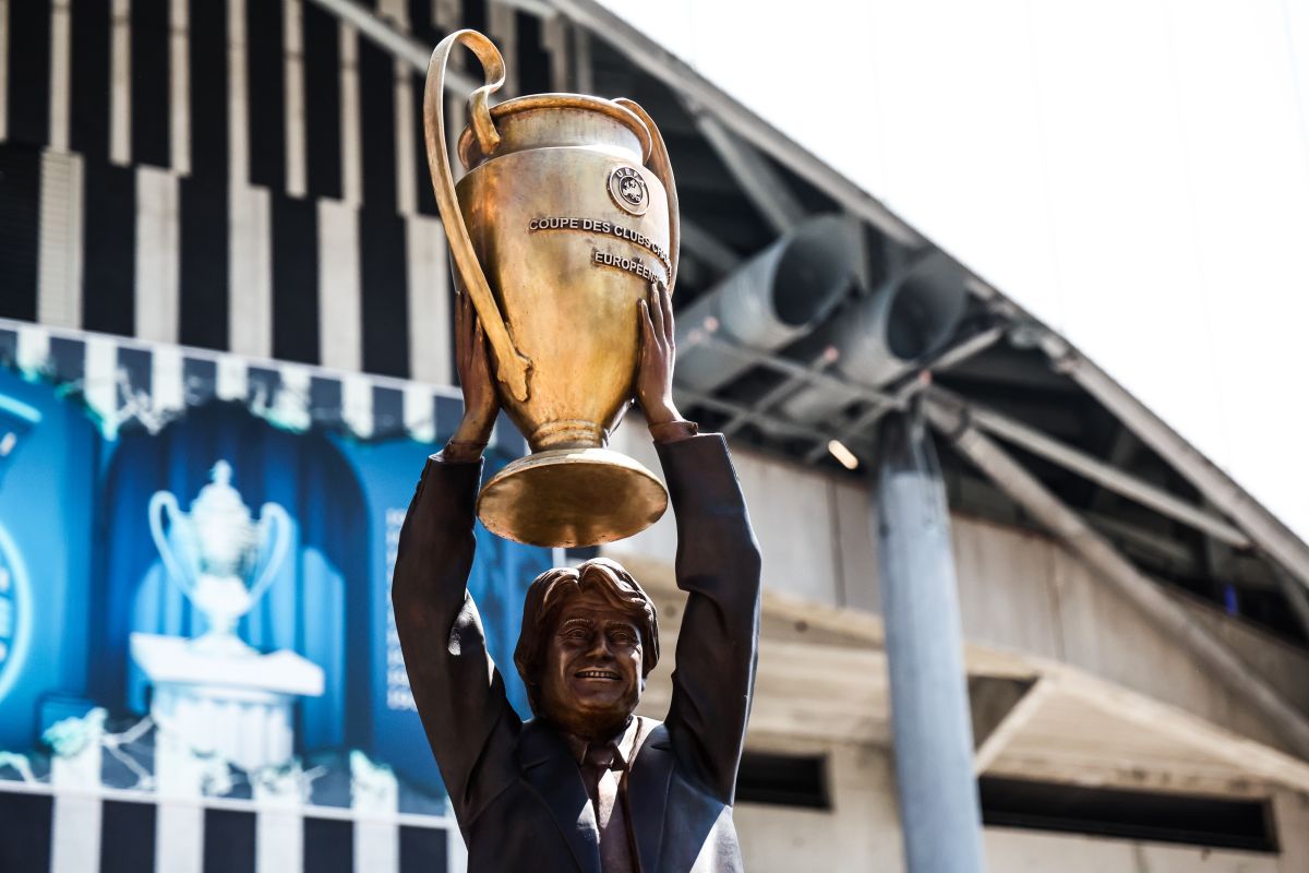 Statue de Bernard Tapie, au stade Vélodrome