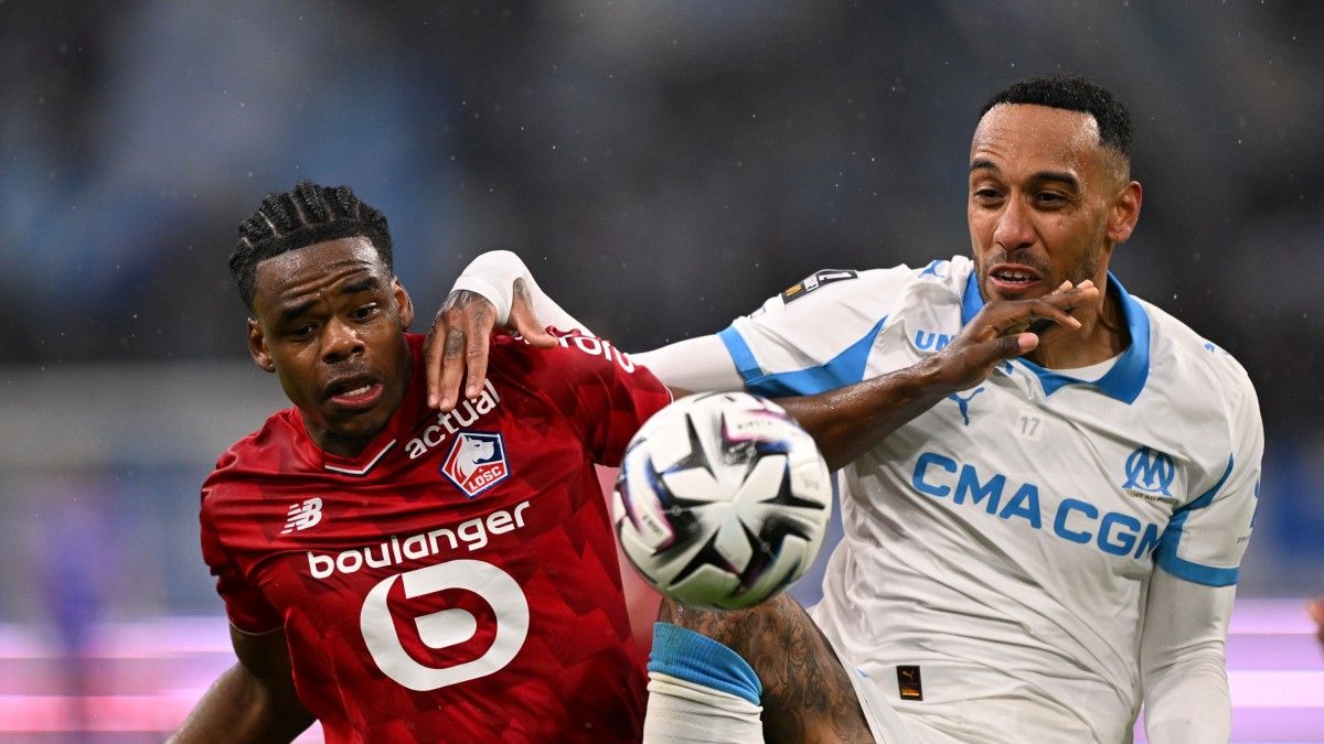 Nathan Ngoy est à la lutte avec Pierre-Emerick Aubameyang pour le ballon